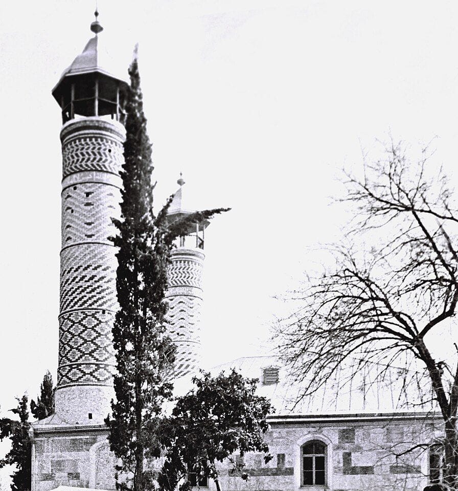 Məscid 1992-ci ildə: sovet dövrünə aid metal dam, mərmər üzlük, sərv ağacları. Kadr Xocalı qurbanlarının yas mərasimində çəkilmiş fotodan kəsilib.